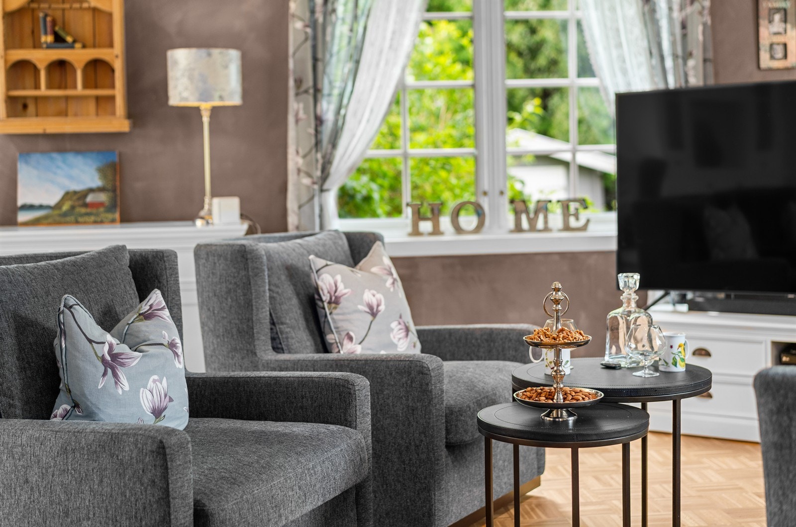 Stuen har god plass til flere sittegrupper Galleribilde