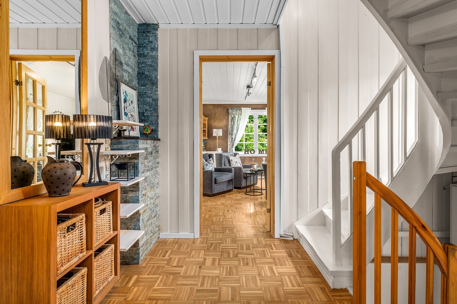 Hall mot stue, kjøkken og trapp til andre etasje. Galleribilde