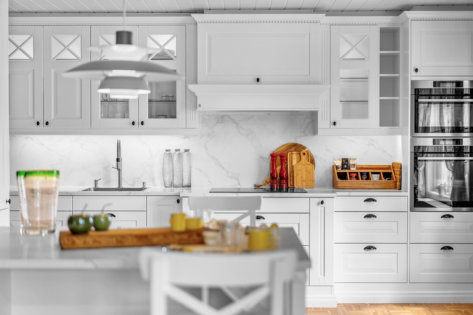 Kjøkkenet byr på profilerte fronter og benkeplate i marmor. Galleribilde