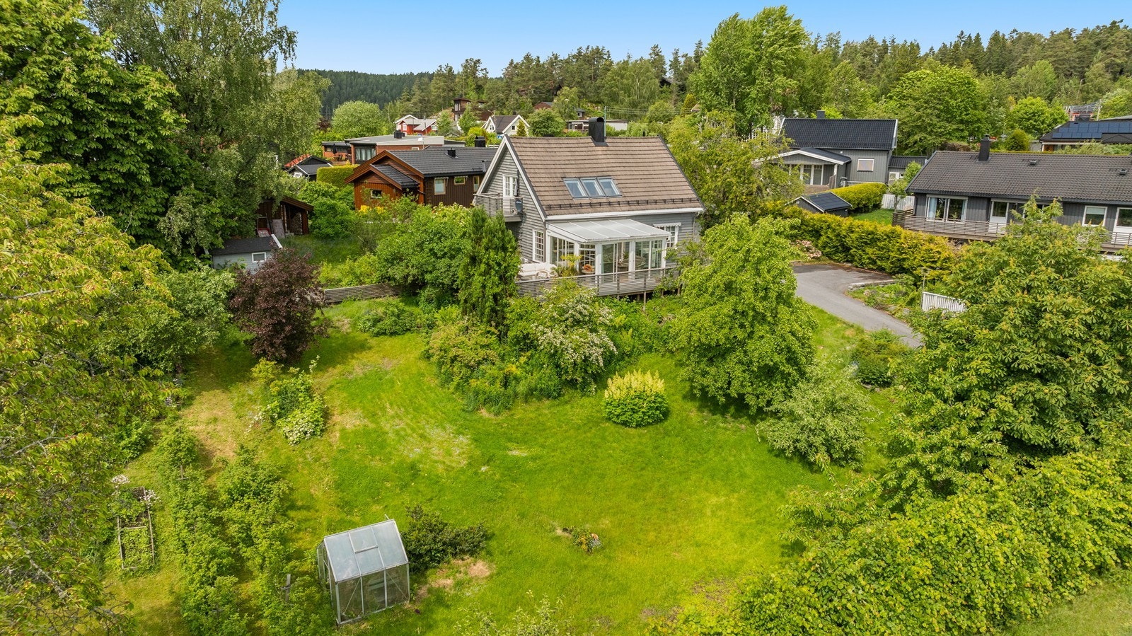 Stor, solrik tomt med rikelig plass til lek, hageprosjekter og rekreasjon. Galleribilde