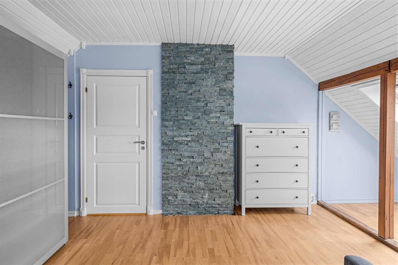 Detaljert utførelse på hovedsoverommet med innslag av naturstein og god oppbevaringsplass. Galleribilde