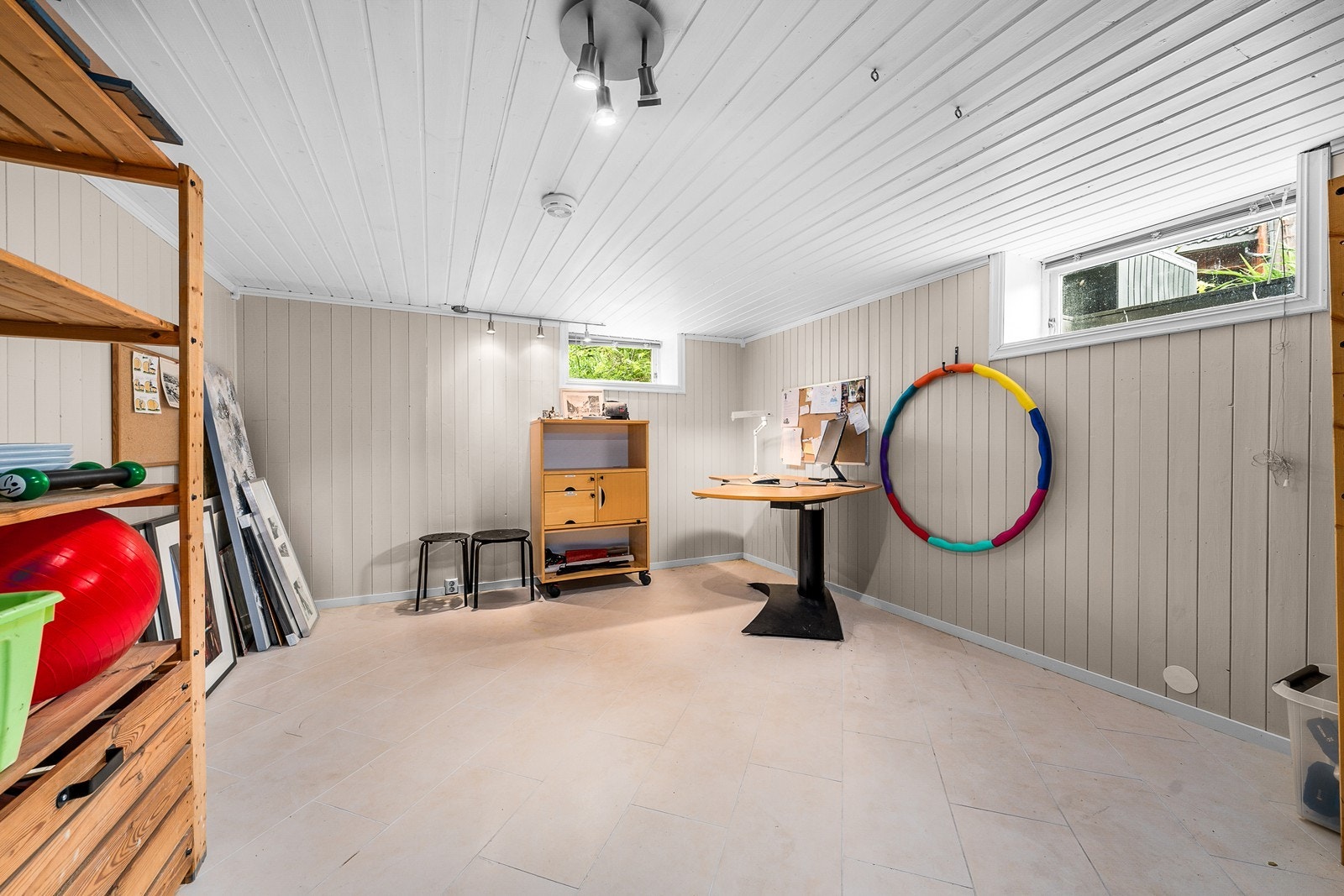 Kjellerrommet egner seg ypperlig som hjemmekontor, hobbyrom eller gjesterom. Galleribilde