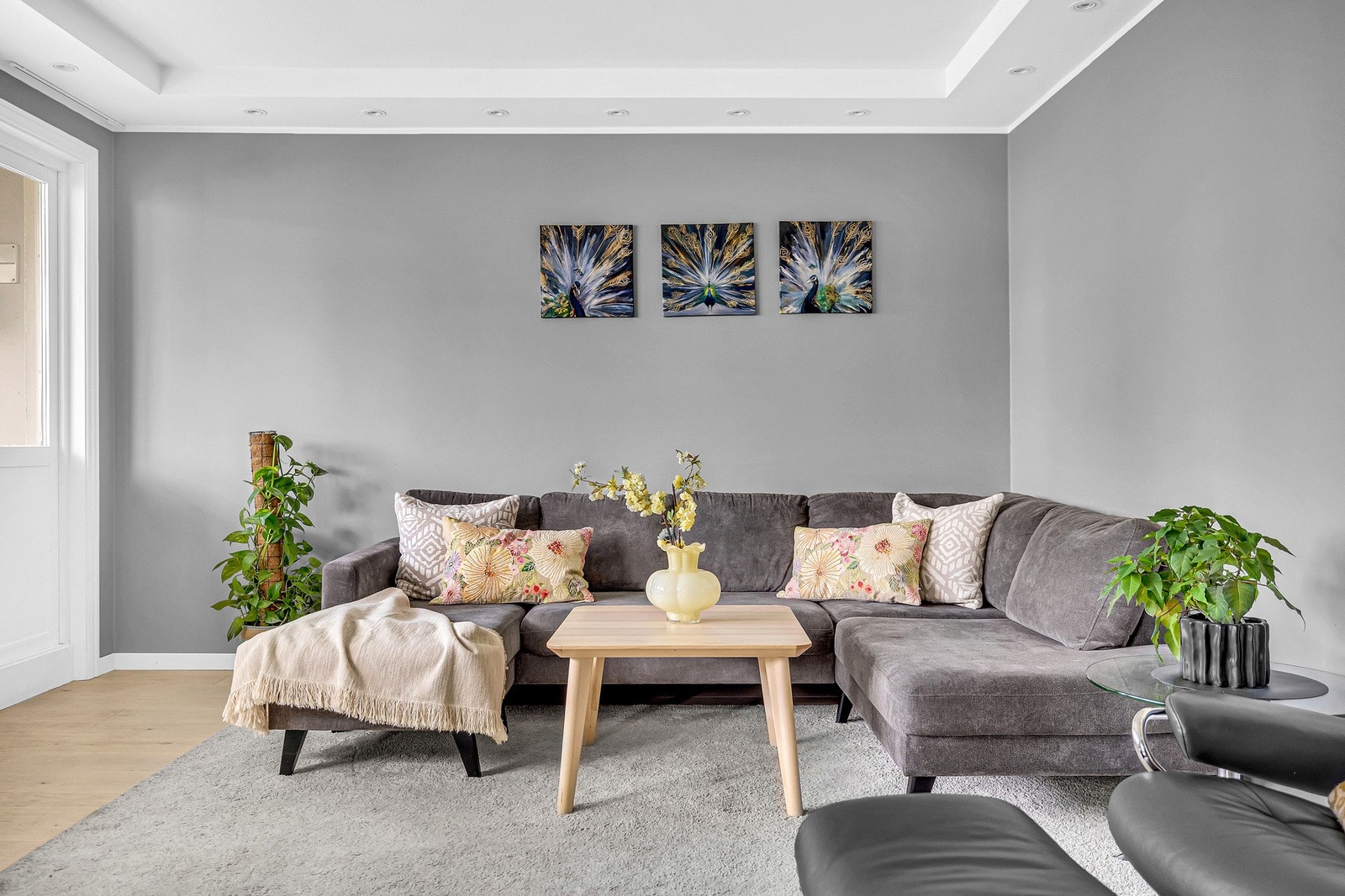 Leiligheten har en lys og innbydende stue med god plass til sofaløsning med tilhørende møblement. Galleribilde