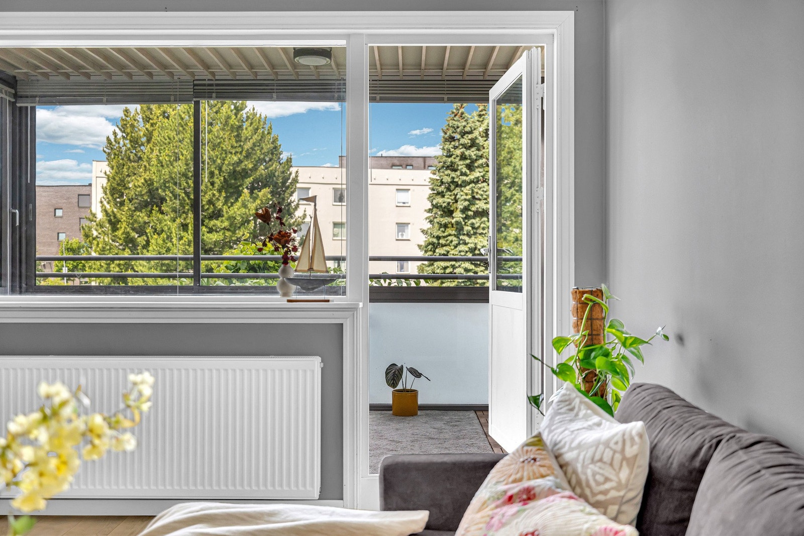 Fra balkongen beveger vi oss inn til selve "hjertet" av leiligheten - nemlig stuen. Galleribilde