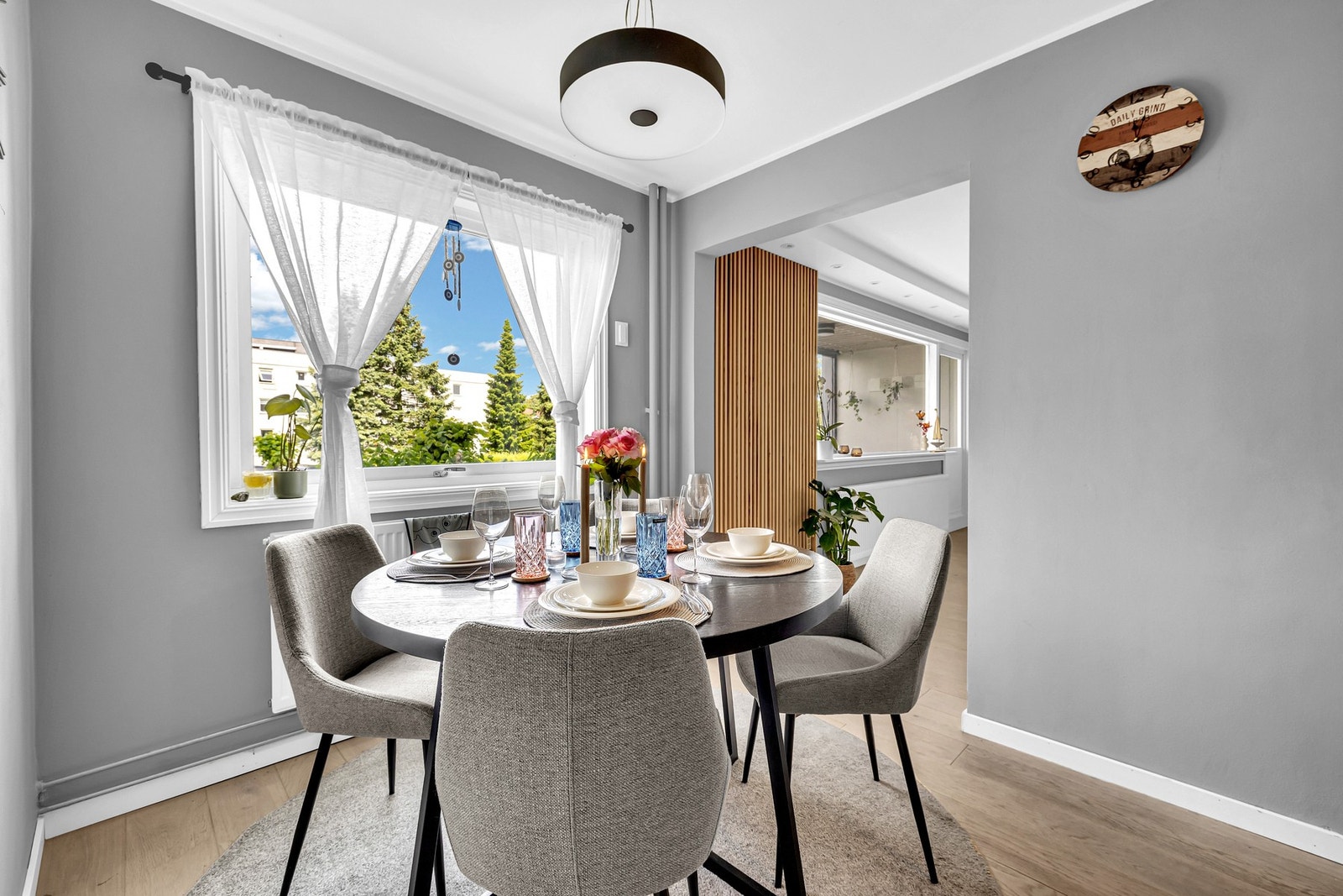 På kjøkkenet er det god plass til en hyggelig spisegruppe hvor alle døgnets måltider kan nytes! Galleribilde
