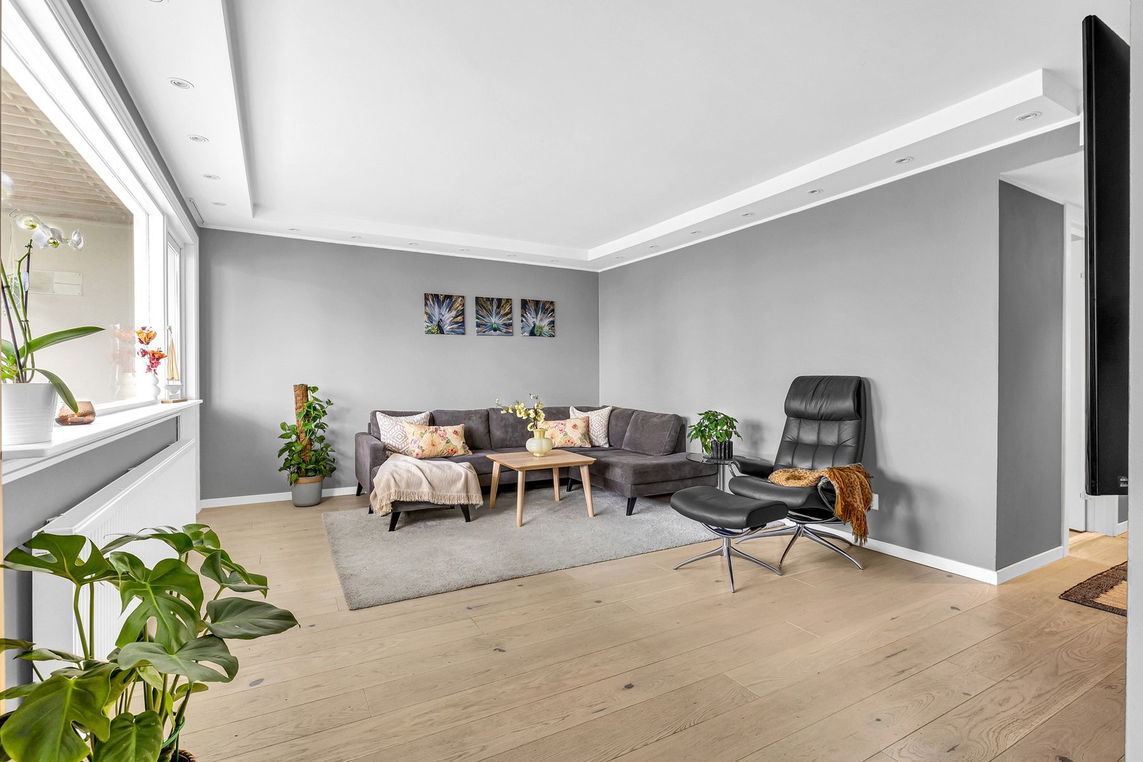 Det er fin plass til en hjørnesofa med TV på vegg ovenfor, hvor familie og venner kan samles på hyggelige filmkvelder! Galleribilde