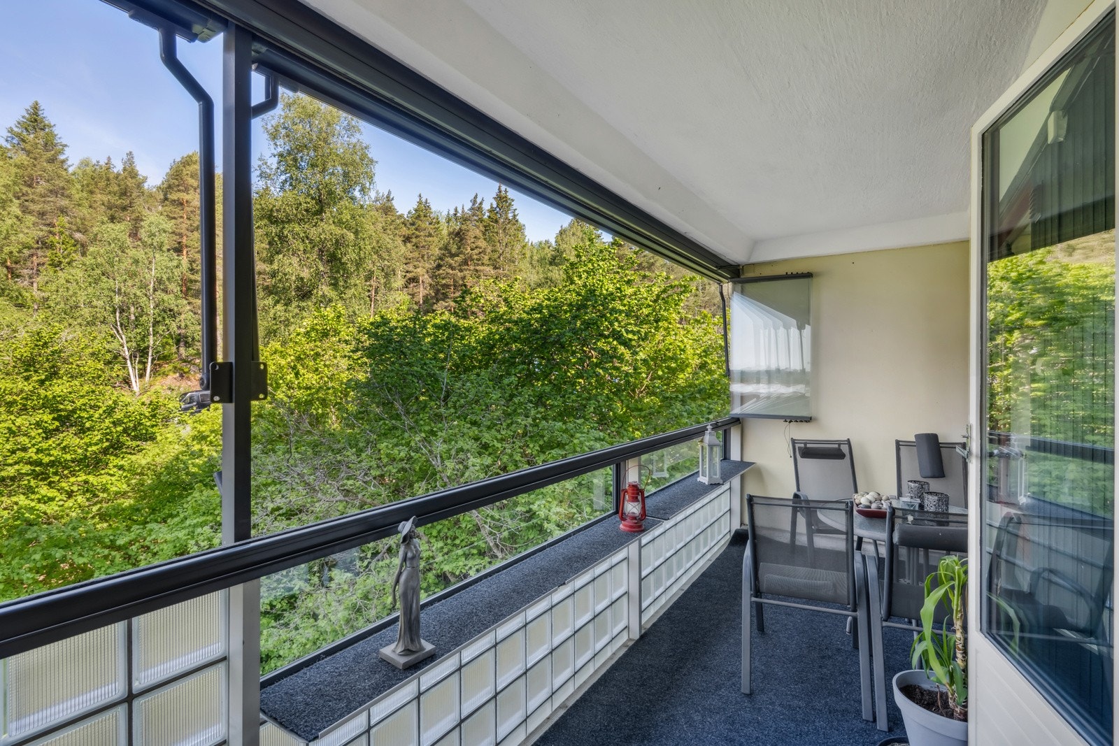 12 kvm innglasset balkong. Lag din egen oase av møbler og blomster. Skyveglass. Doble markise. Galleribilde