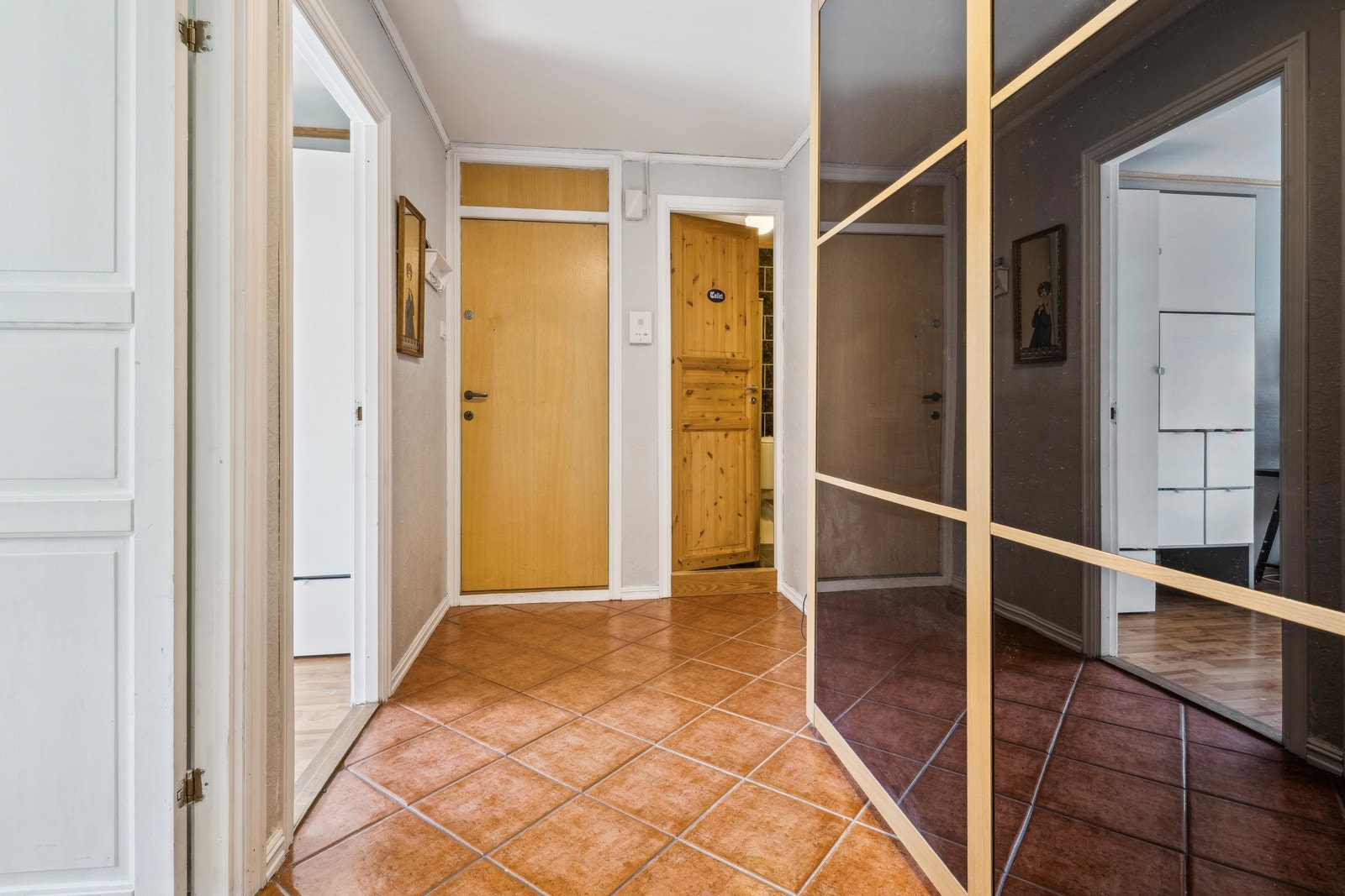 Hall og entré, et fint rom til å ønske venner og familie velkommen. Hel veg med skyvedørsgarderober. Galleribilde