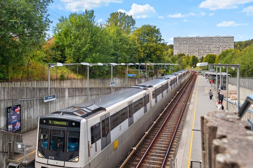 Kun få minutter til t-bane linje 4 og 5. Romsås stasjon blir den nærmeste. Her fra Grorud stasjon. Galleribilde