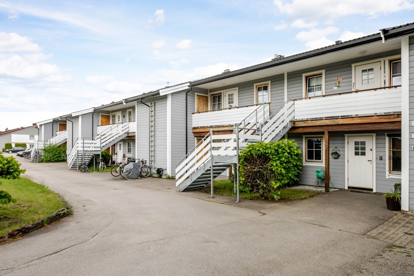 Ved inngangspartiet er det adkomst til en utvendig bod på 5m². I tillegg disponerer leiligheten en garasje i felles garasjerekke. Galleribilde