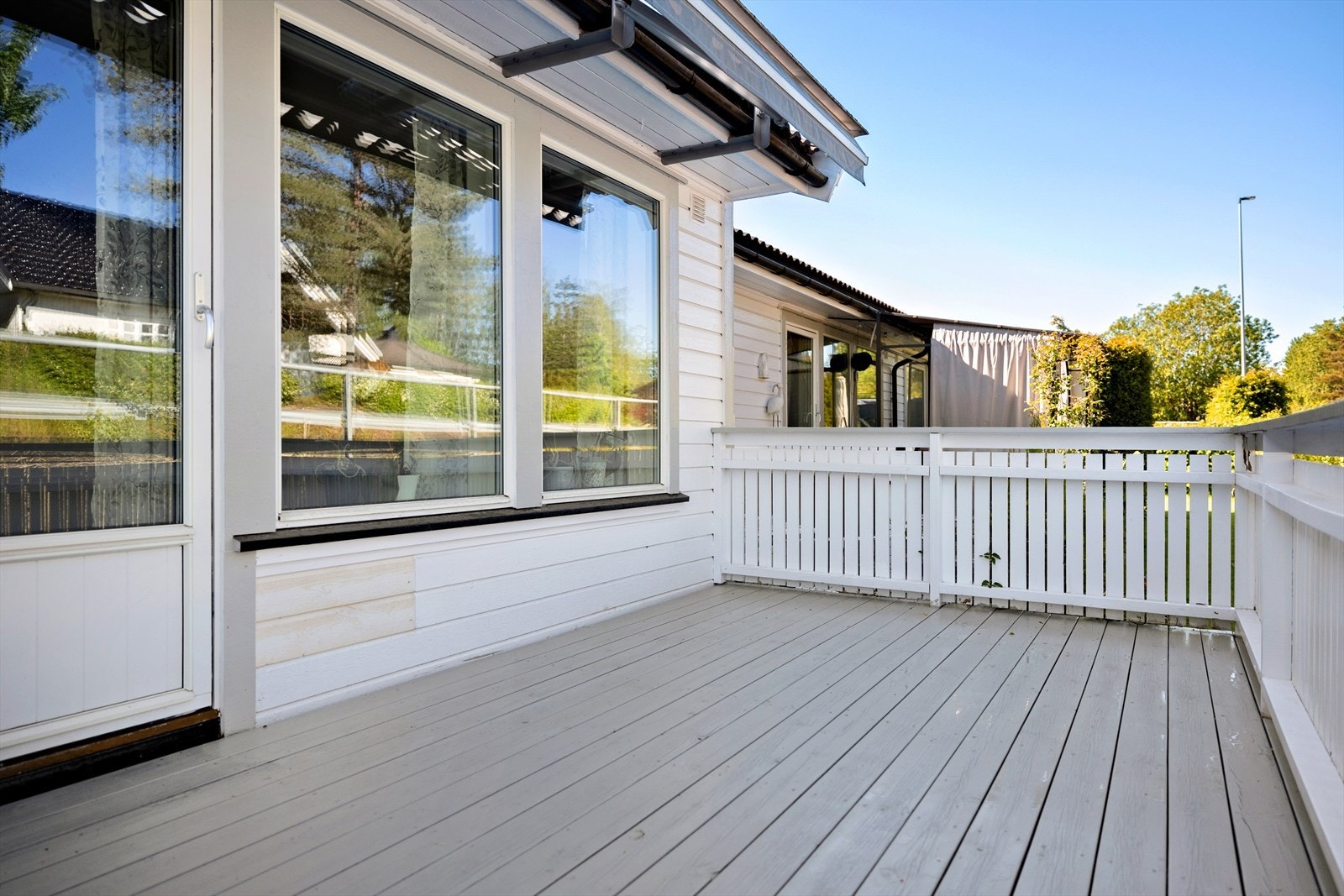 På terrassen er det god plass til hagemøbler. Galleribilde