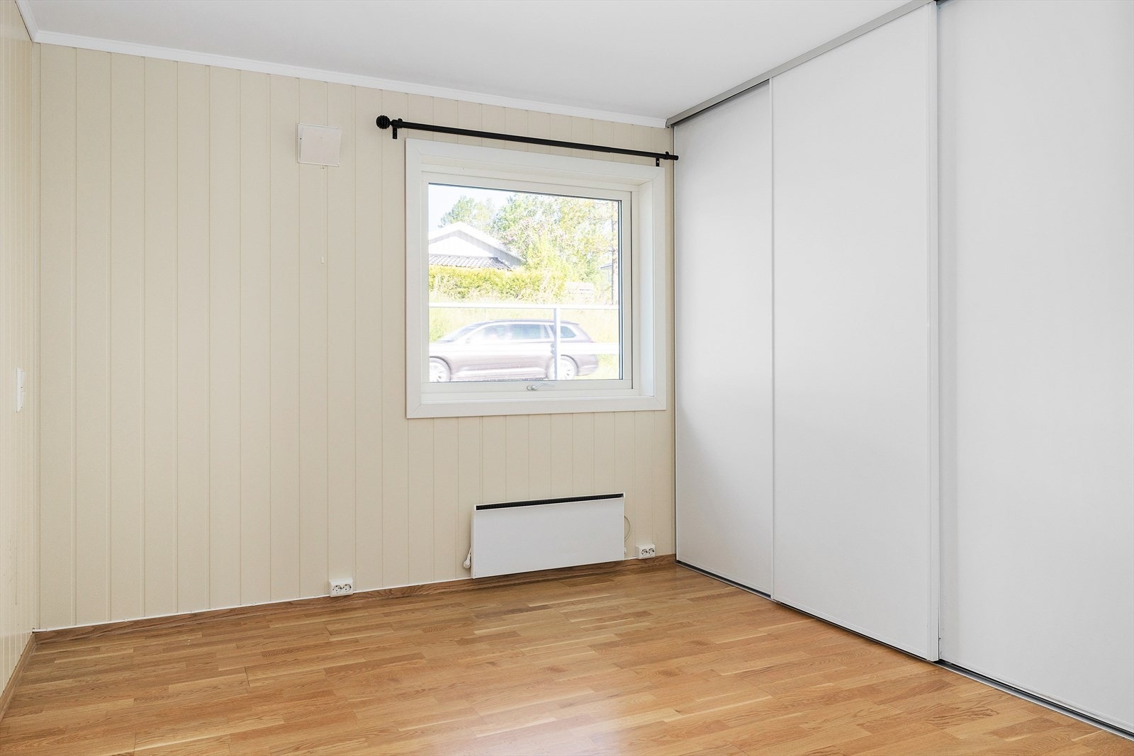 Boligen har ett soverom hvor det er plass til stor seng og skyvedørsgarderoben er meget romslig. Galleribilde