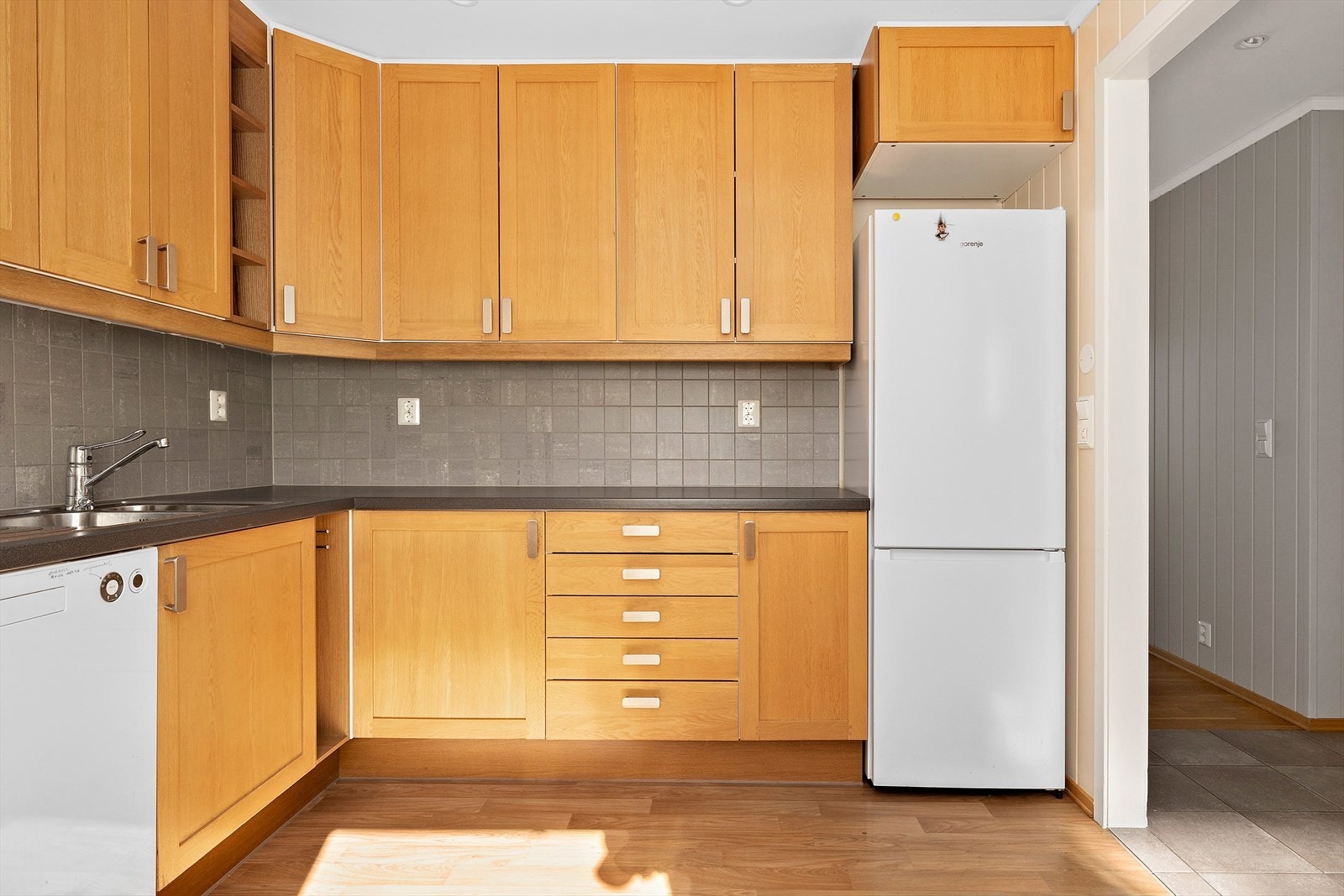 Det er plass til frittstående hvitevarer, opplegg for oppvaskmaskin. Galleribilde