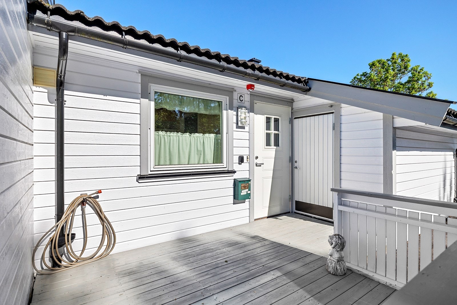 Her bor du rolig og tilbaketrukket, men med kort vei til både sentrum, skoler, kollektivtransport og flotte rekreasjonsområder. Galleribilde