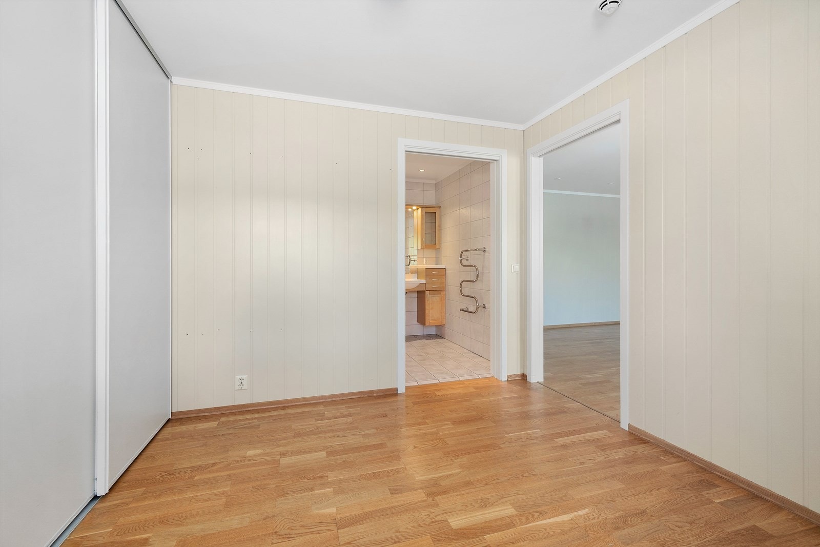 Fra soverommet er det inngang til helfliset bad. Galleribilde