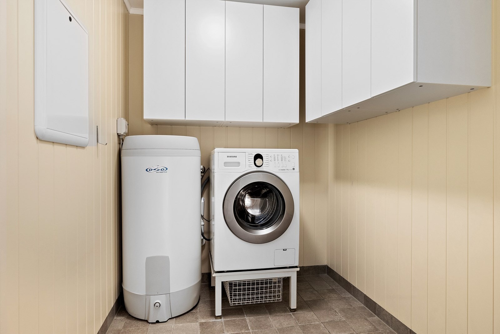 Eget vaskerom/teknisk rom. Her er det opplegg for vaskemaskin og godt med skapplass. Galleribilde