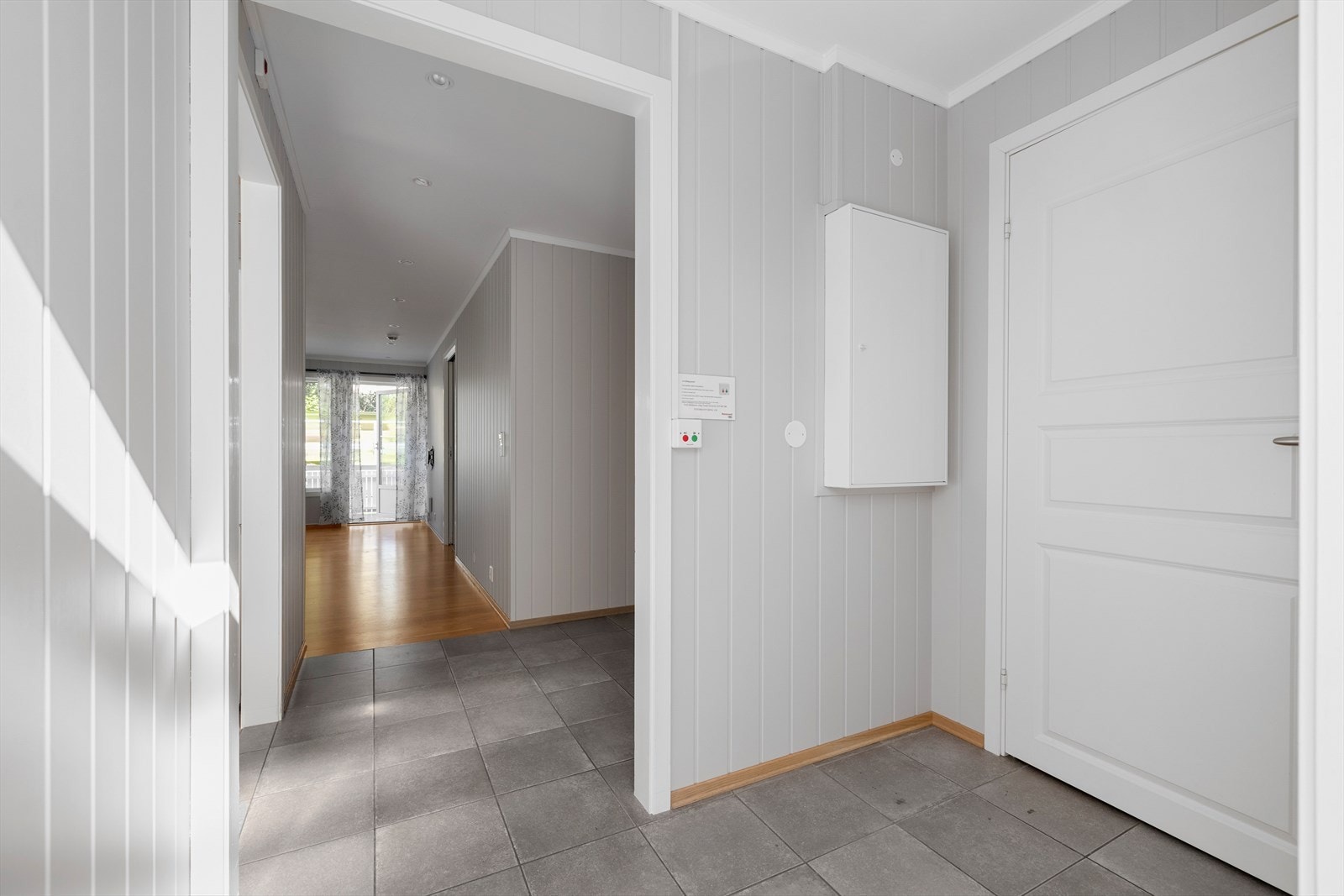 Lys og luftig entre med fliser på gulv. Galleribilde