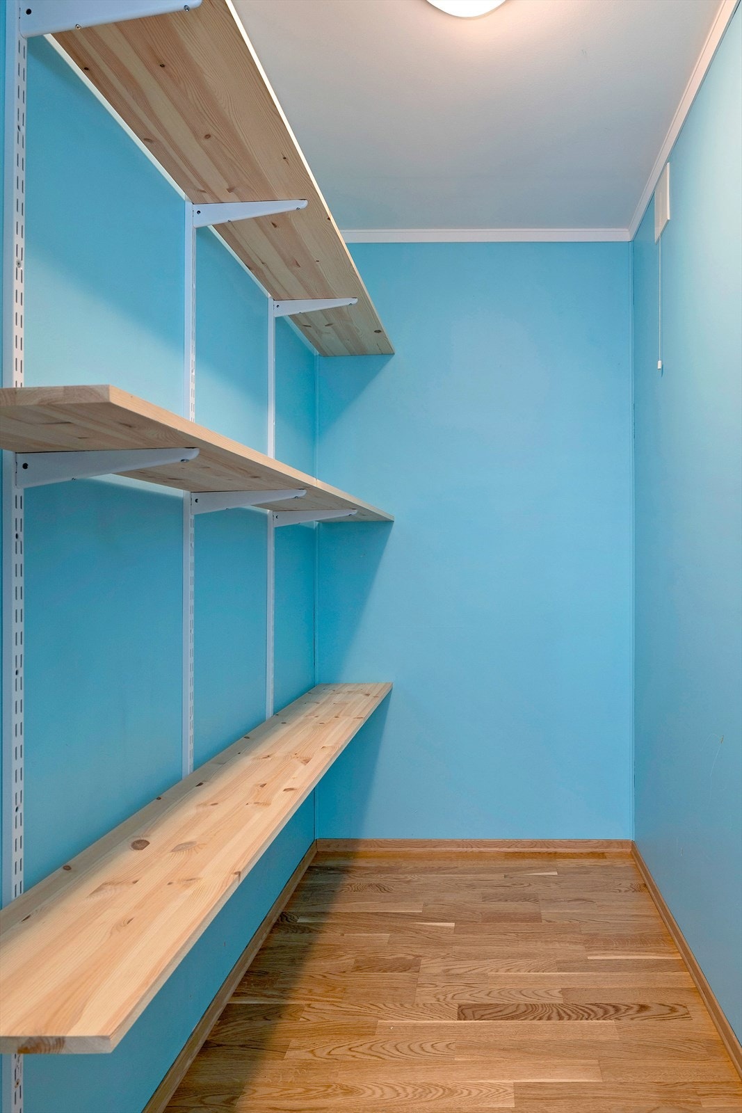 Boligen har bod med inngang fra entreen, her er det god plass til lagring. Galleribilde