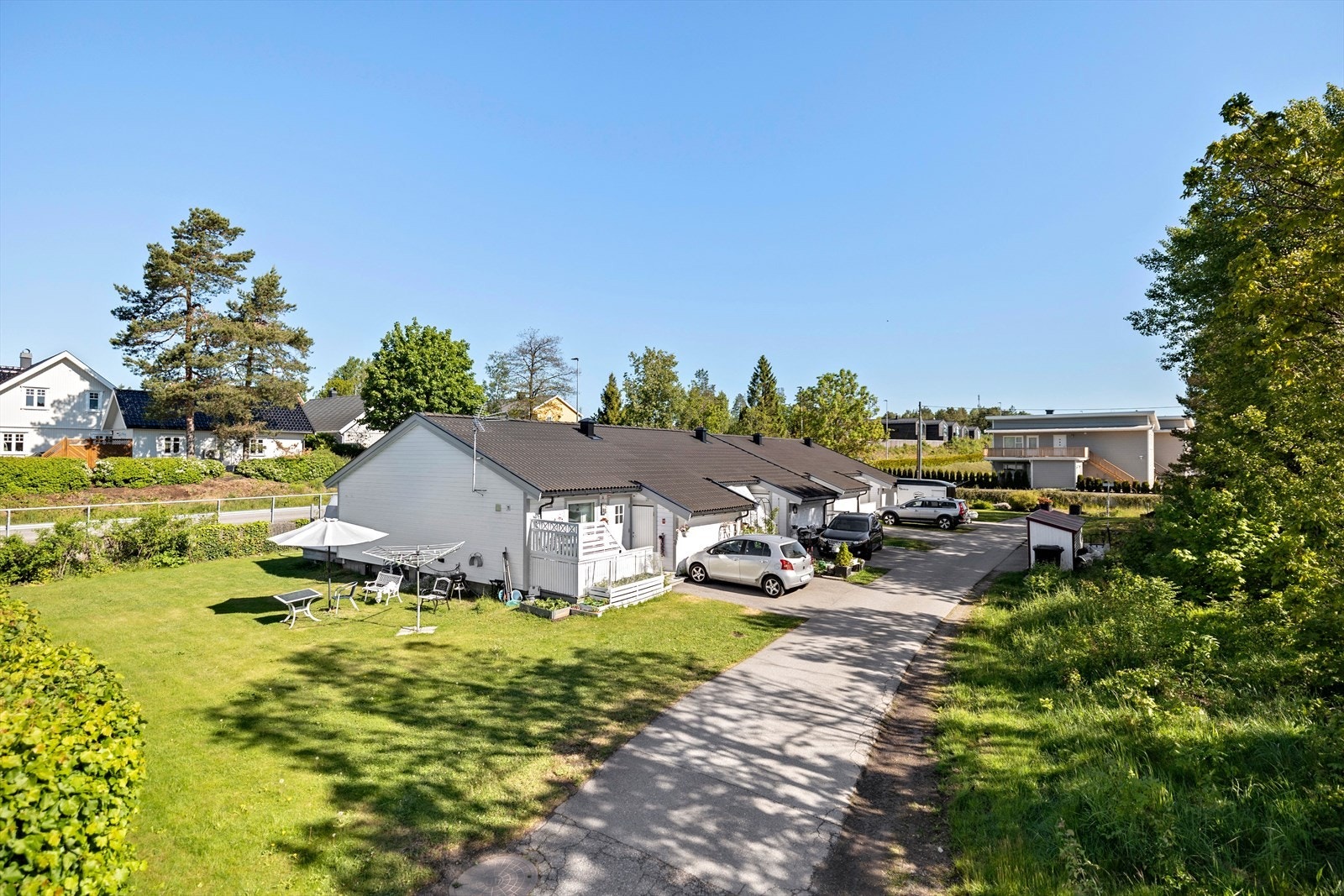 En perfekt beliggenhet for deg som ønsker å bo sentralt, men likevel tilbaketrukket i et trygt og attraktivt bomiljø. Boligen er godt tilrettelagt for bevegelseshemmede og rullestolbrukere, med gjennomgående terskelfrie overganger i leiligheten, brede dør Galleribilde