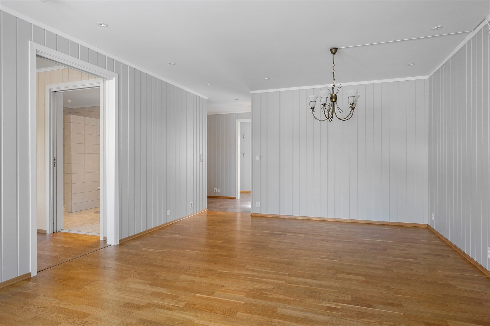 God plass til både sofagruppe og spisebord i stuen. Galleribilde