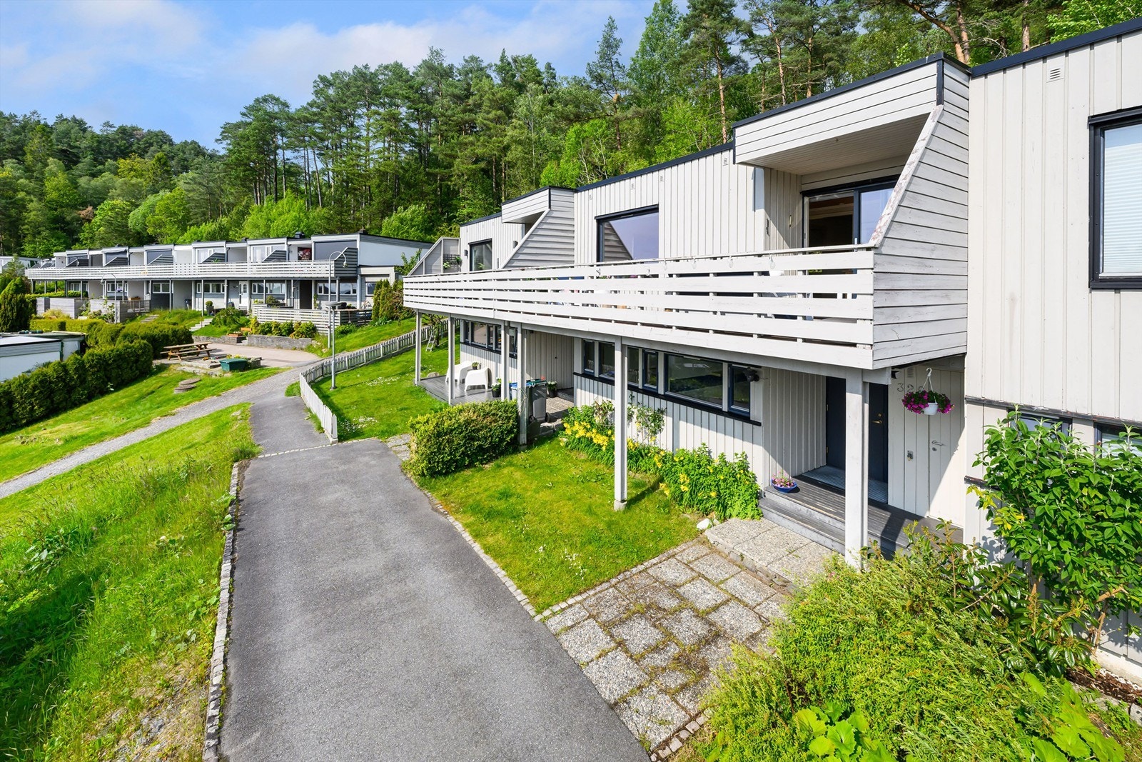 Huset ligger som nest siste hus i rekken. Galleribilde