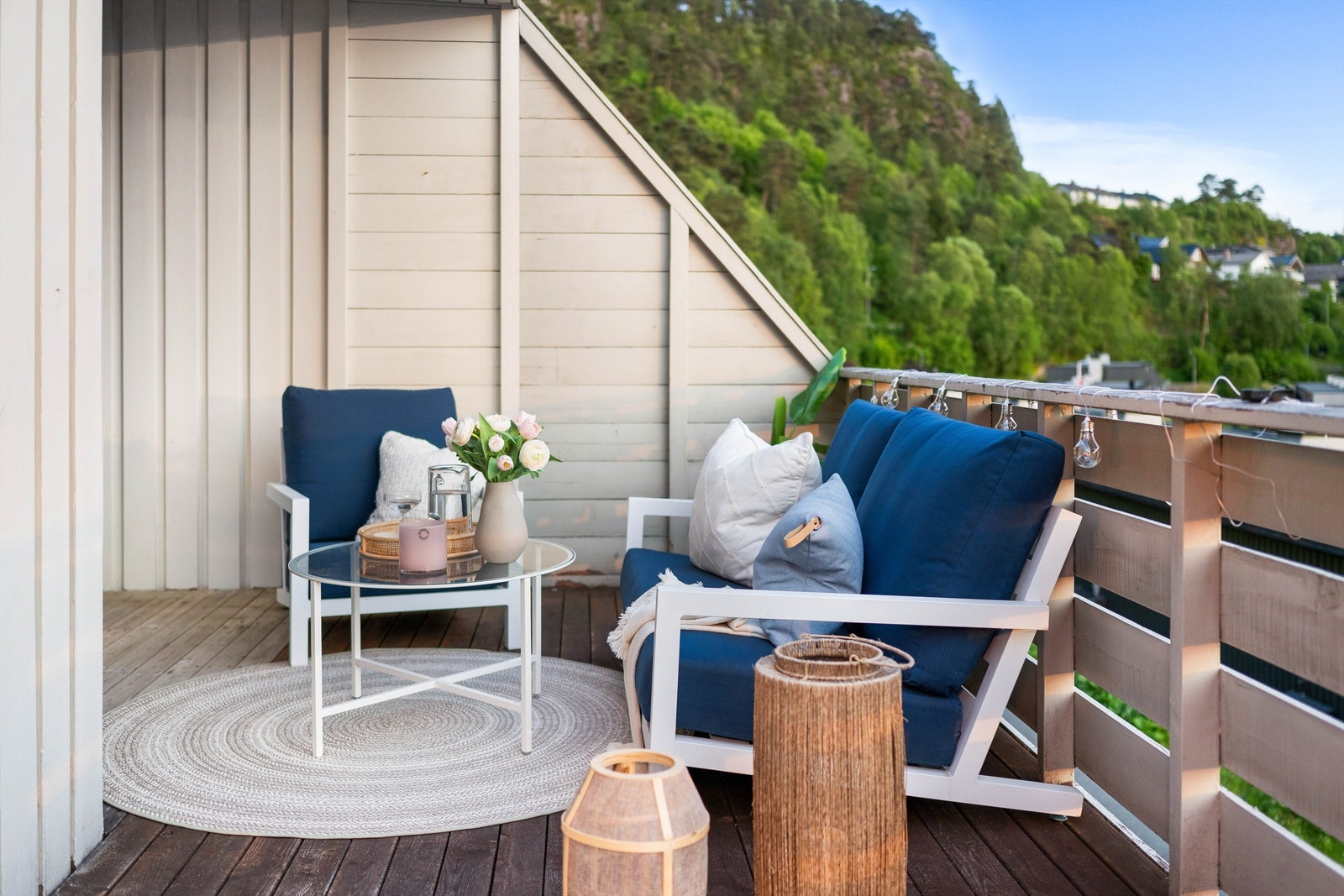Altanen er romslig og man har plass til flere sittegrupper og grill. Galleribilde
