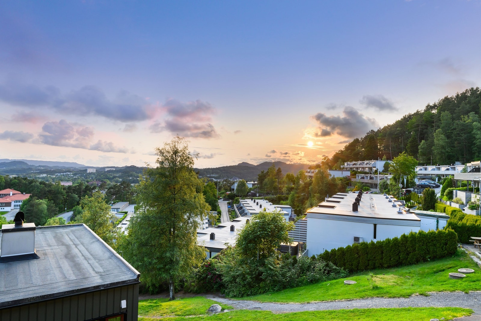 Fra huset har man flott utsikt over store deler av Fyllingsdalen og mot Sotra i vest. Galleribilde