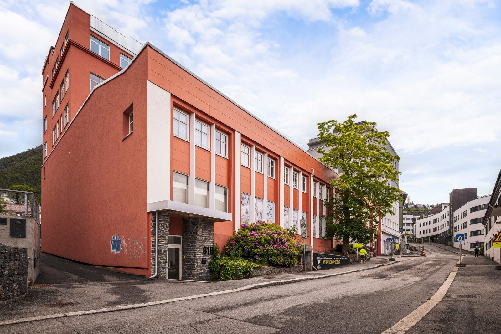 - Bygget ble renovert i 2005 og i den forbindelse ble det lagt nytt røropplegg (rør-i-rør), nytt elektrisk anlegg, oppgradert bad og alle overflater fornyet - Galleribilde