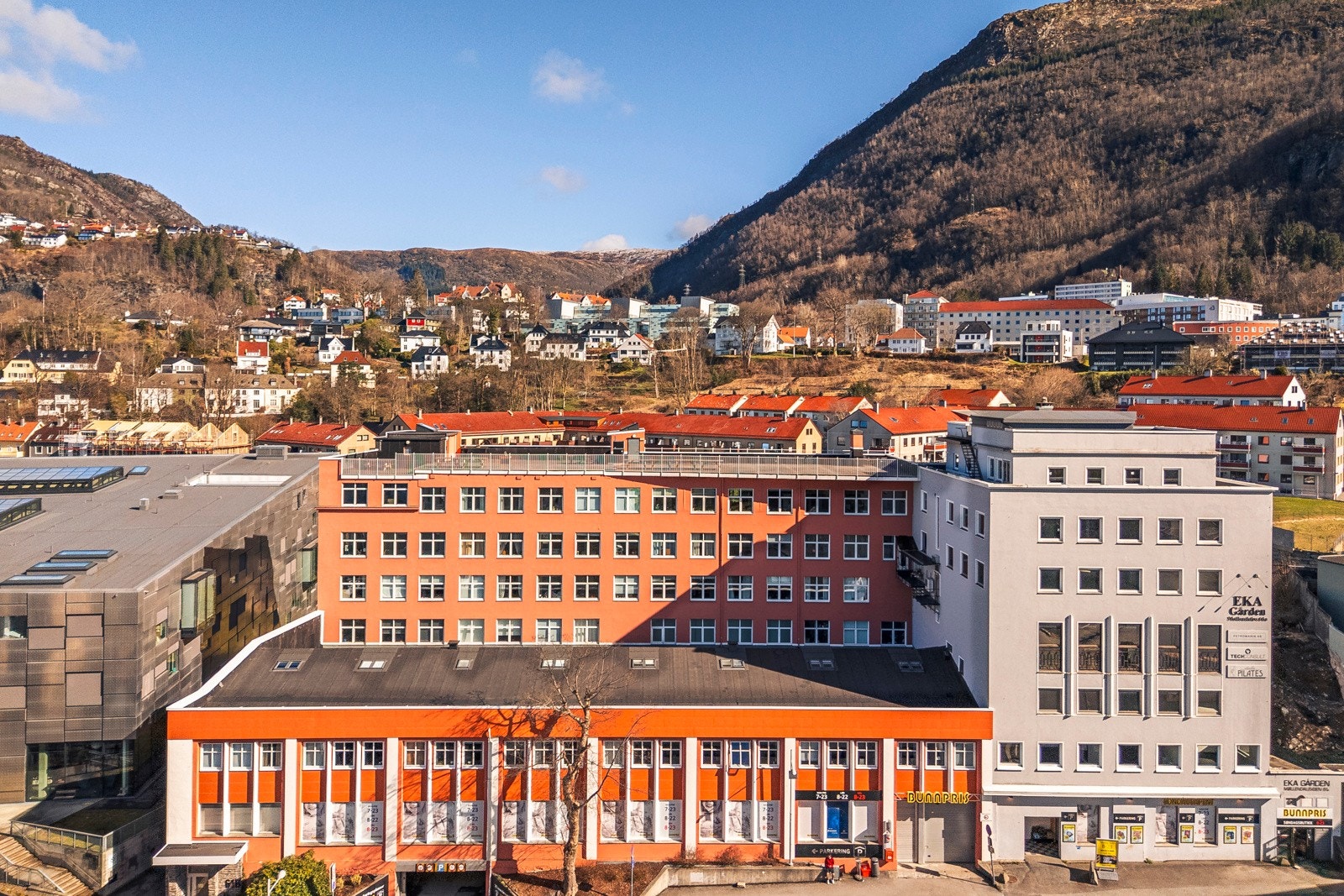 - Leiligheten har rett til leie av parkeringsplass i garasje i kjelleren. Kostnad for leie er kr 1 812,50 - Galleribilde
