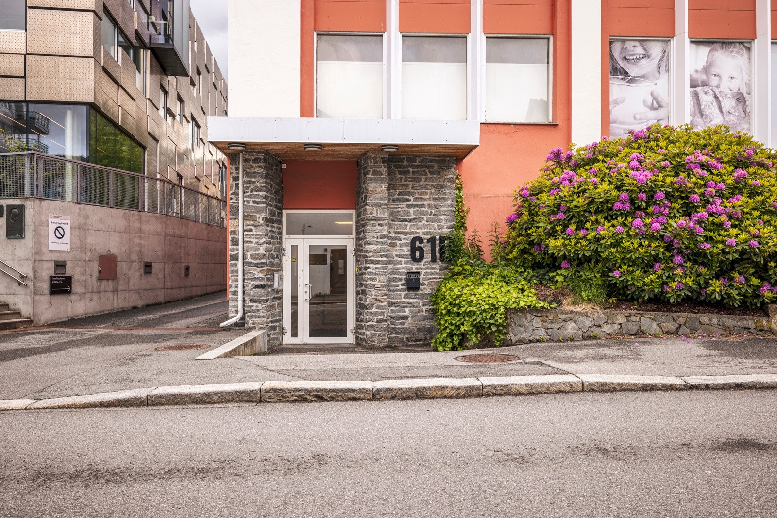 - Pent og velholdt inngangsparti - Galleribilde