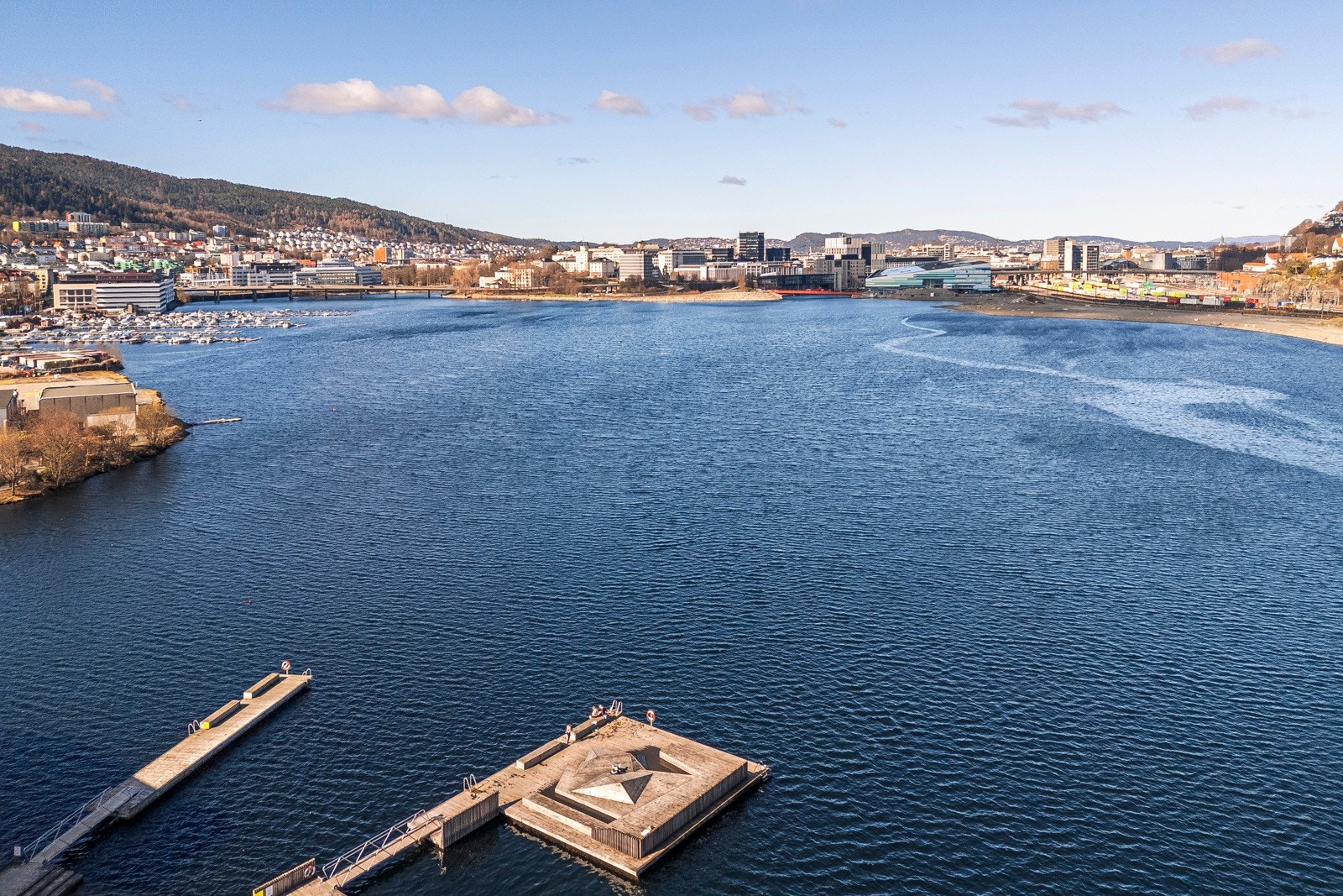 - Store Lungegårdsvann med badeplass og tursti like ved - Galleribilde