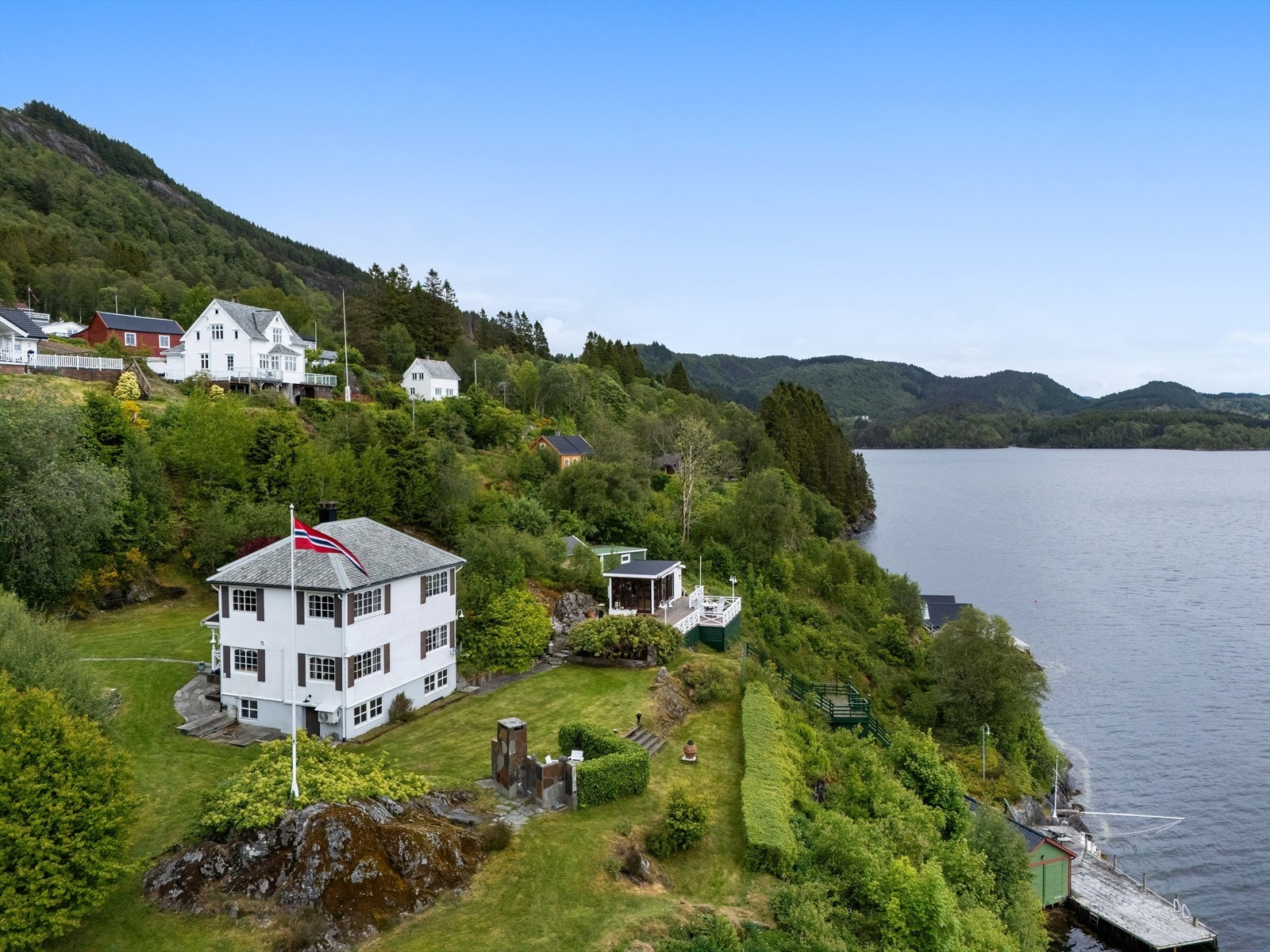 Hjertelig velkommen til visning i Titlandsvegen 448! En perle av en fritidseiendom tilgrensende Radsundet. Eiendommen presenteres av Eiendomsmegler Norge v/Hans Petter Midbrød. Galleribilde