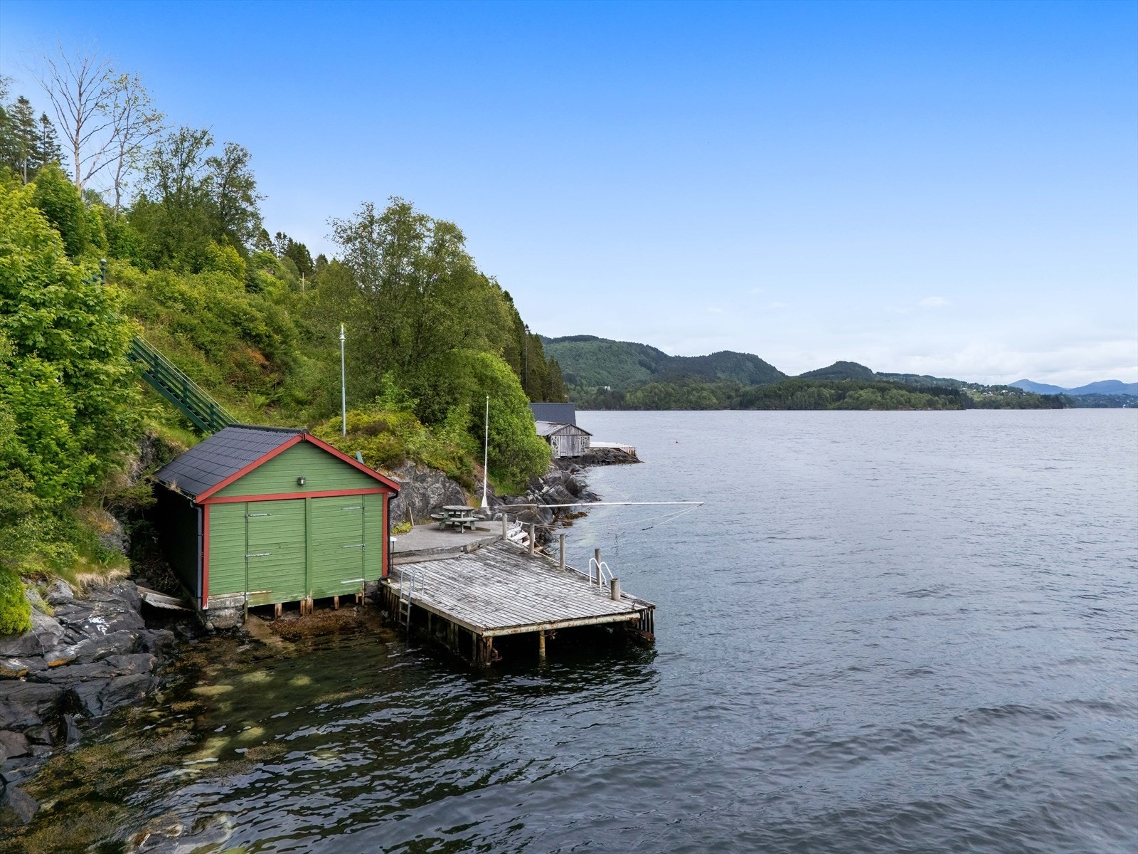 Her kan man fint ha båten i naustet, eller liggende til kai på sommerstid. Galleribilde