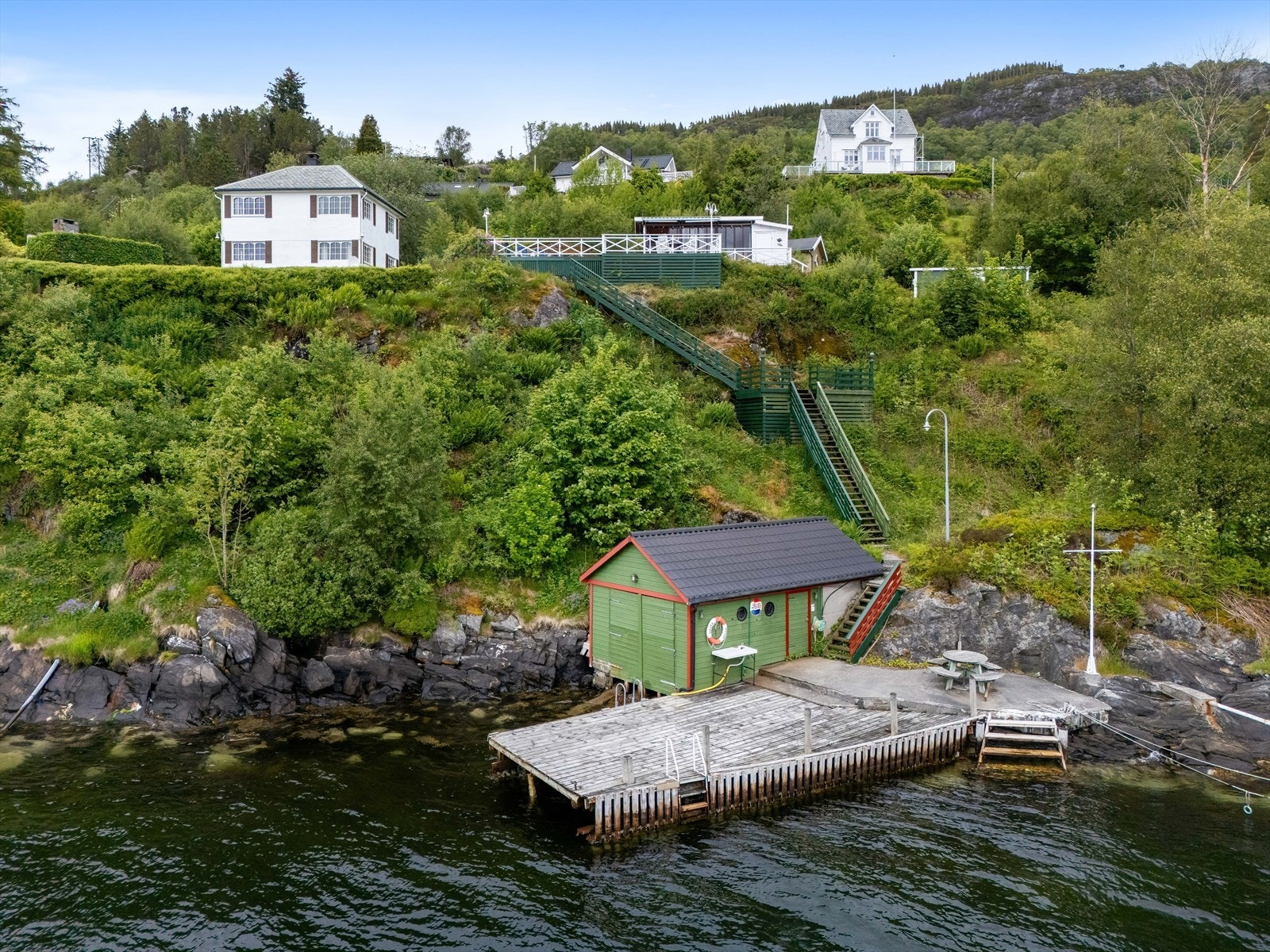 Her har man en landlig og vakker fritidseiendom med hus, hagestue, bod, garasje og naust med bryggeanlegg. Tomten er stor og nyter godt av fantastiske solforhold og panoramautsikt til sjø. Galleribilde
