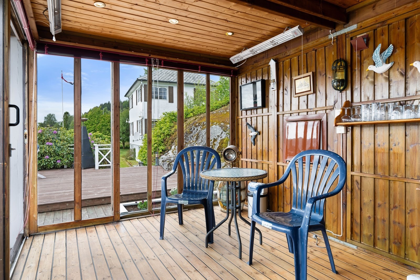 Her har man god plass for sittegruppe så vel som spisebord med mer. Galleribilde