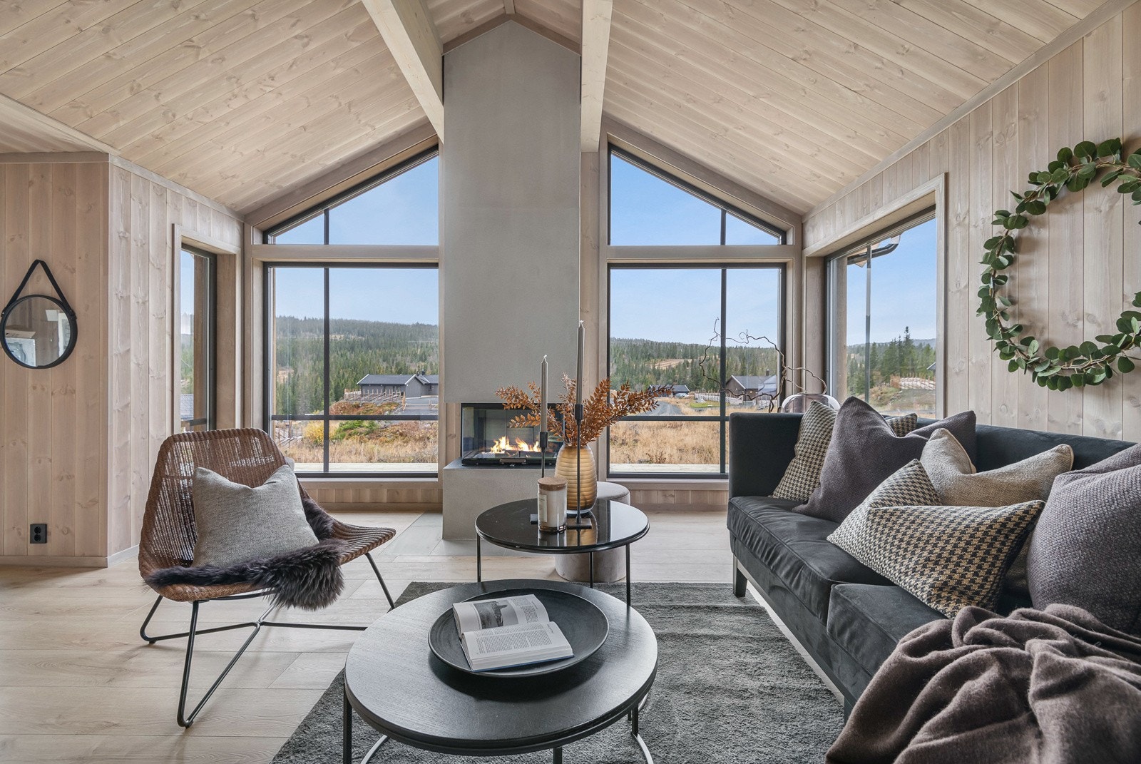 Generøs takhøyde og store vindusflater Galleribilde