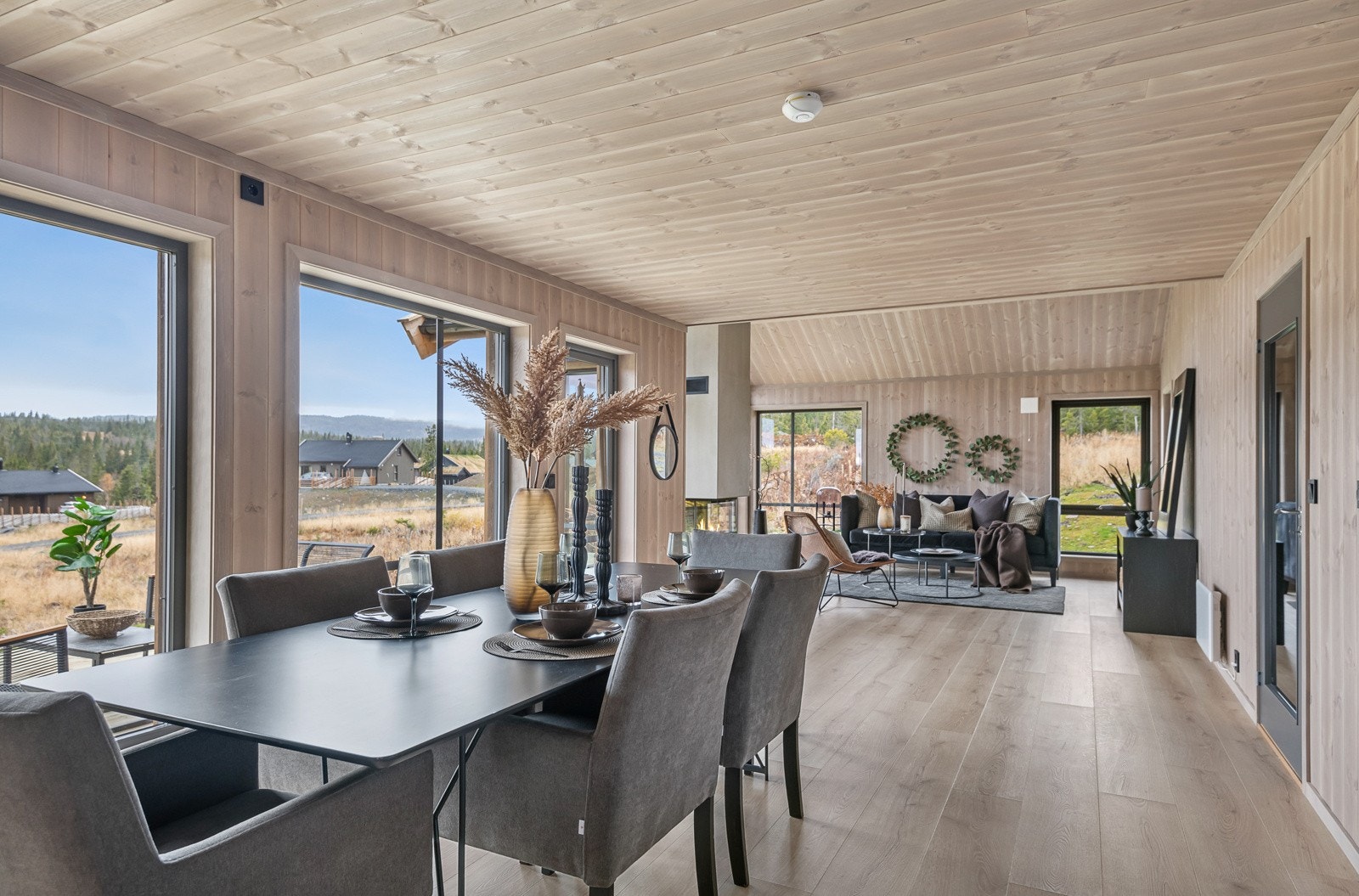 Moderne åpen løsning med store vindusflater Galleribilde