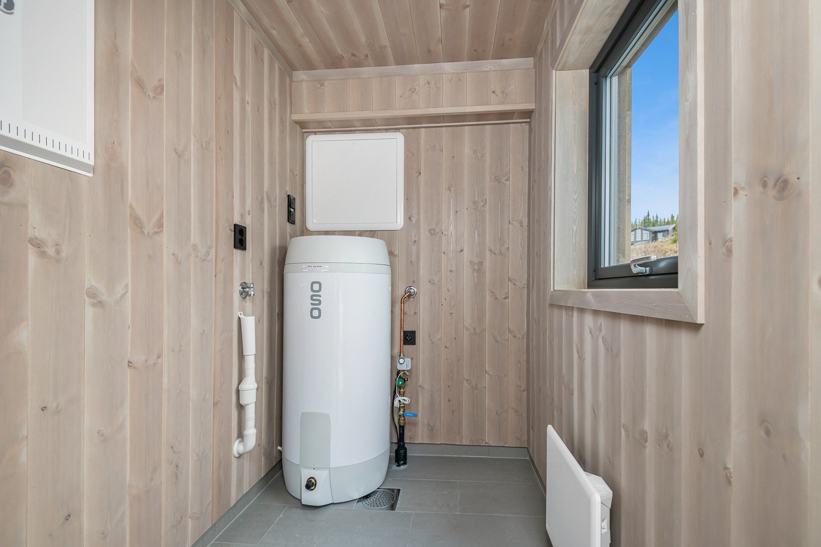 Teknisk rom med opplegg for vaskemaskin Galleribilde