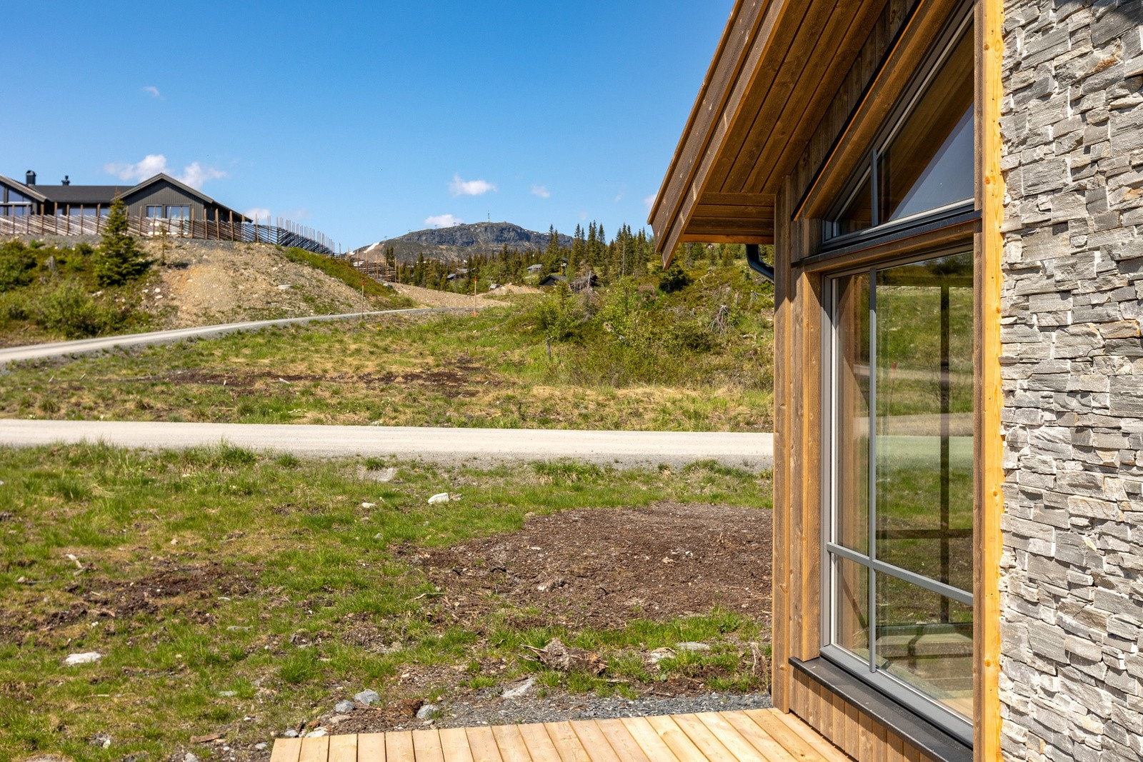 I kort avstand fra hytta finner man nye Skeiporten med flott sportsbutikk, kafé og søndagsåpen dagligvarebutikk Galleribilde