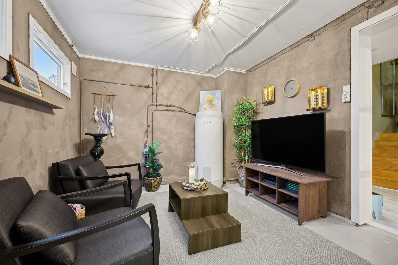 Rom innredet som stue. Galleribilde