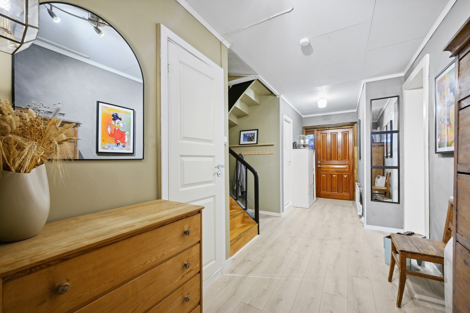 Velkommen inn til en romslig hall/gang. Galleribilde