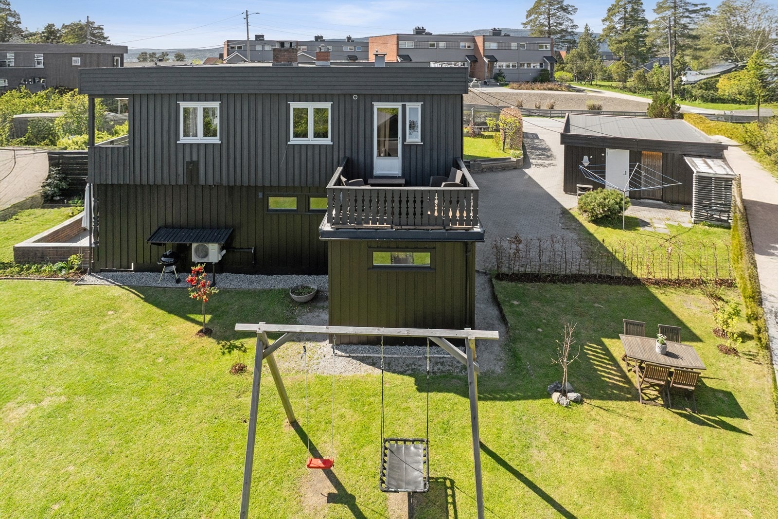 Balkongen ut fra soverommet har fint utsyn over hagen. Galleribilde