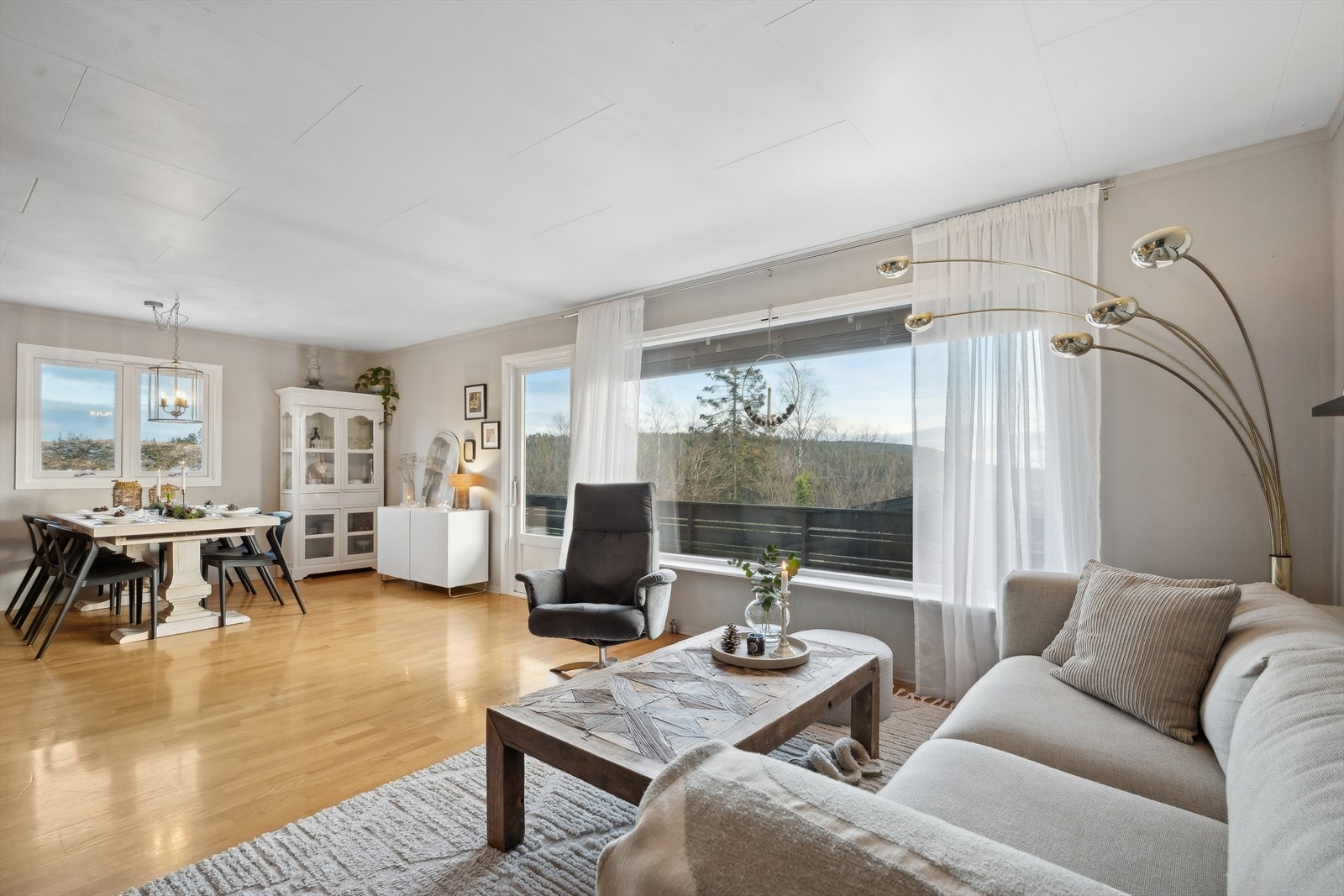 Fra stuen er det utgang til balkong. Galleribilde