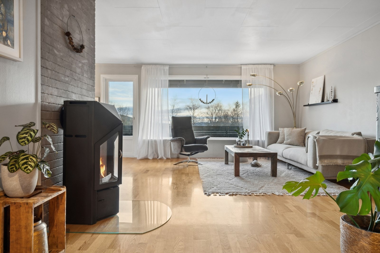 Det er montert vedovn i stuen, denne er fra 2021. Galleribilde