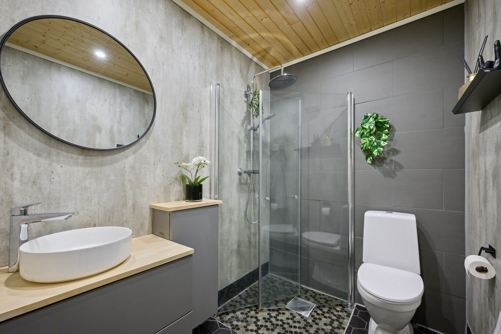 Badet i 1. etasje er fra 2019. Delikat innredet med servant, dusjhjørne og toalett. Galleribilde