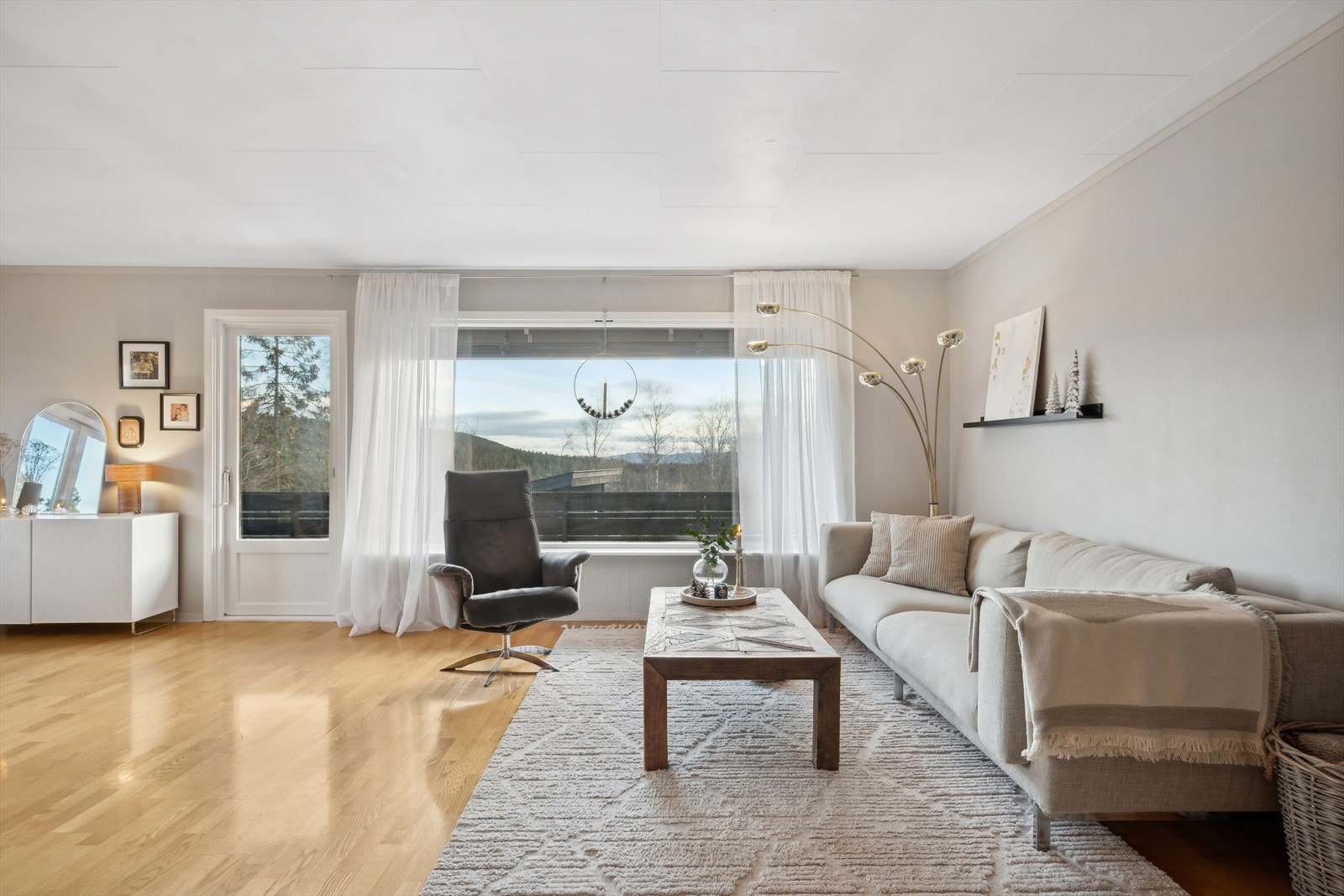 Store vindusflater sikrer godt med naturlig lys! Galleribilde