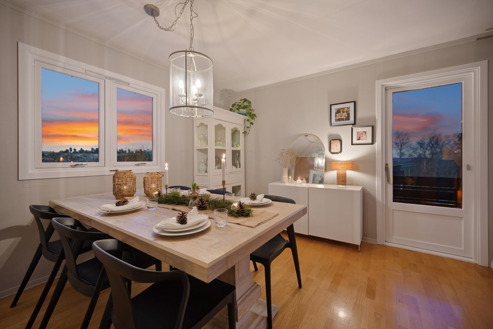 Kveldsstemning i stuen. Galleribilde