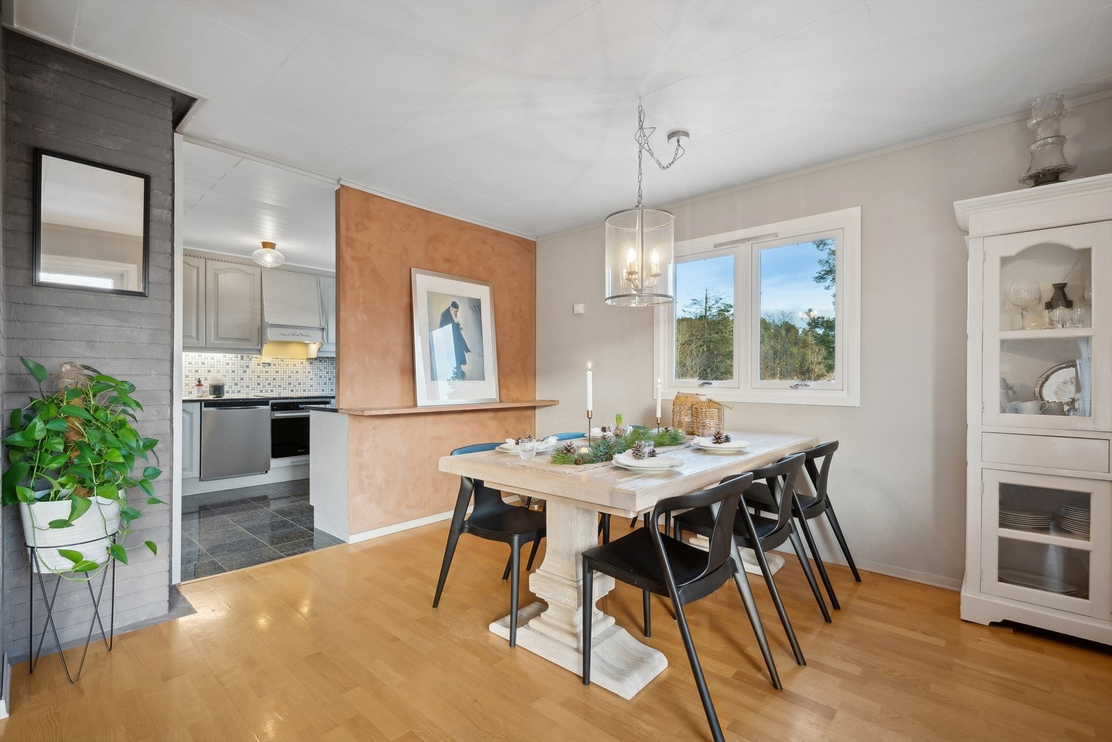 God plass til spisestue tilknyttet kjøkkenet. Galleribilde