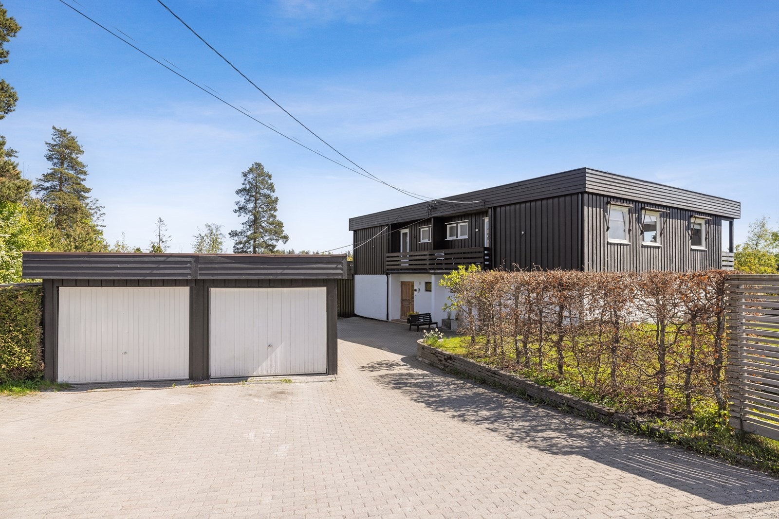 Boligen ligger innerst og har en usjenert beliggenhet. Garasjen til høyre hører til boligen. Galleribilde