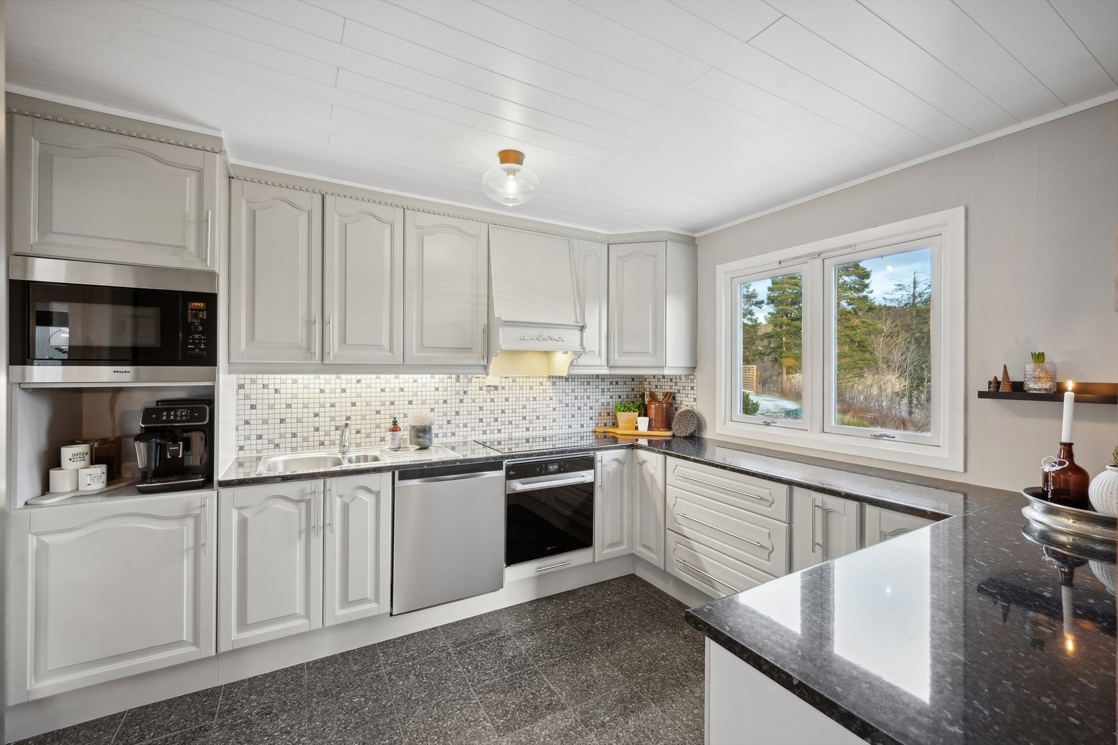 Pent kjøkken med god benk- og skapplass. Galleribilde